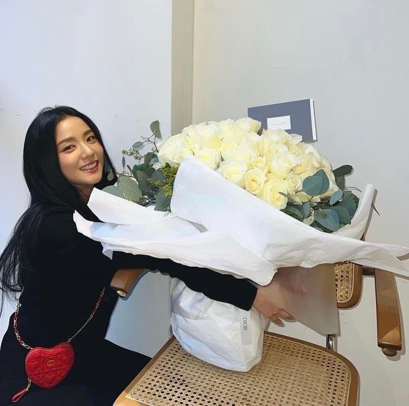 Trước đó Jisoo đã làm trái tim người hâm mộ xao xuyến với bức ảnh được đăng vào ngày Valentine, nhiều người cho rằng nụ cười rạng rỡ của Jisoo còn trông tươi hơn hoa. Ảnh: Instagram