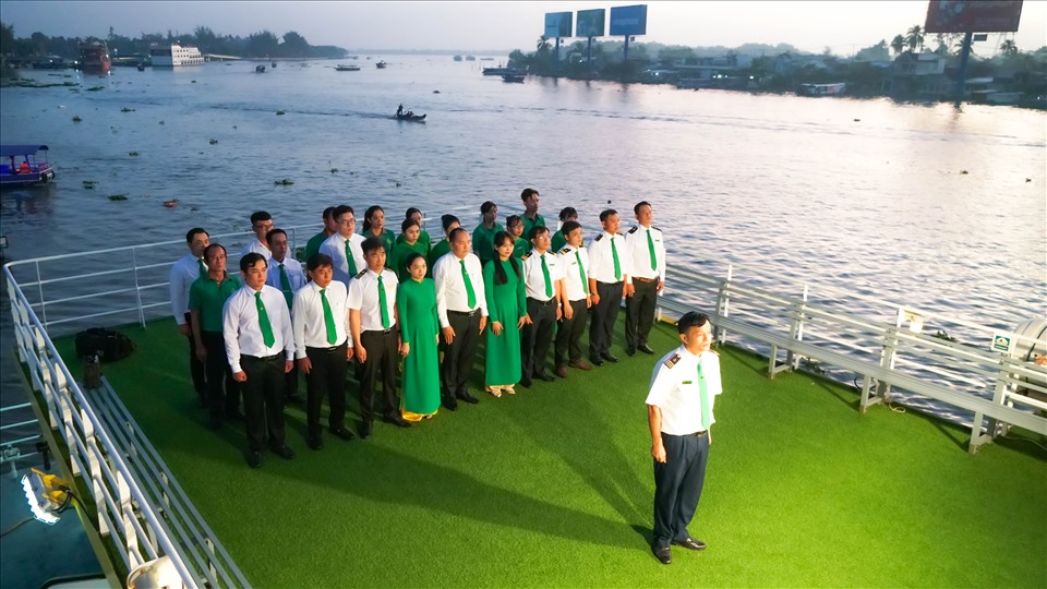 Tại bến Ninh Kiều, lễ thượng cờ đầu tiên của chiếc thuyền đi từ Cần Thơ ra Côn Đảo được diễn ra long trọng sau thời gian tạm ngừng hoạt động do dịch COVID-19.