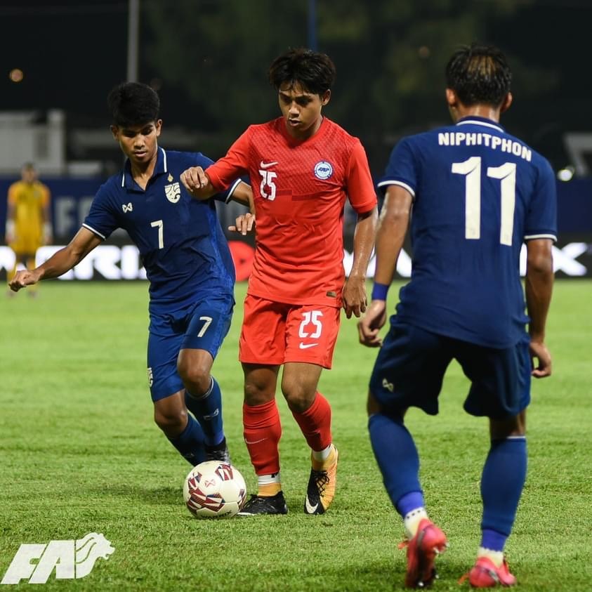 U23 Singapore (áo đỏ) thất bại 1-3 trước Thái Lan ở trận ra quân. Ảnh: FAS