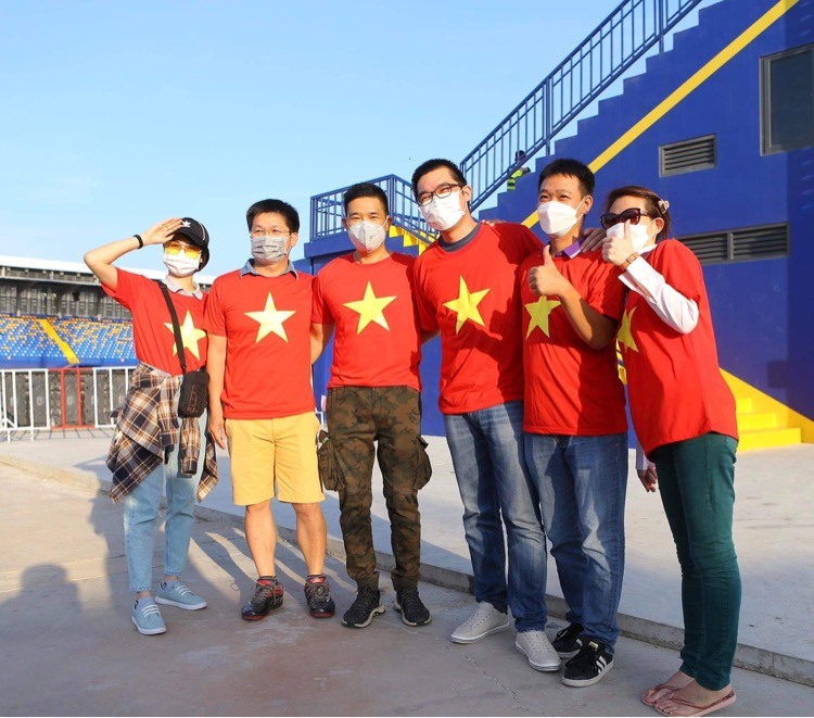 Khán giả đến sân cổ vũ U23 Việt Nam. Ảnh: TV