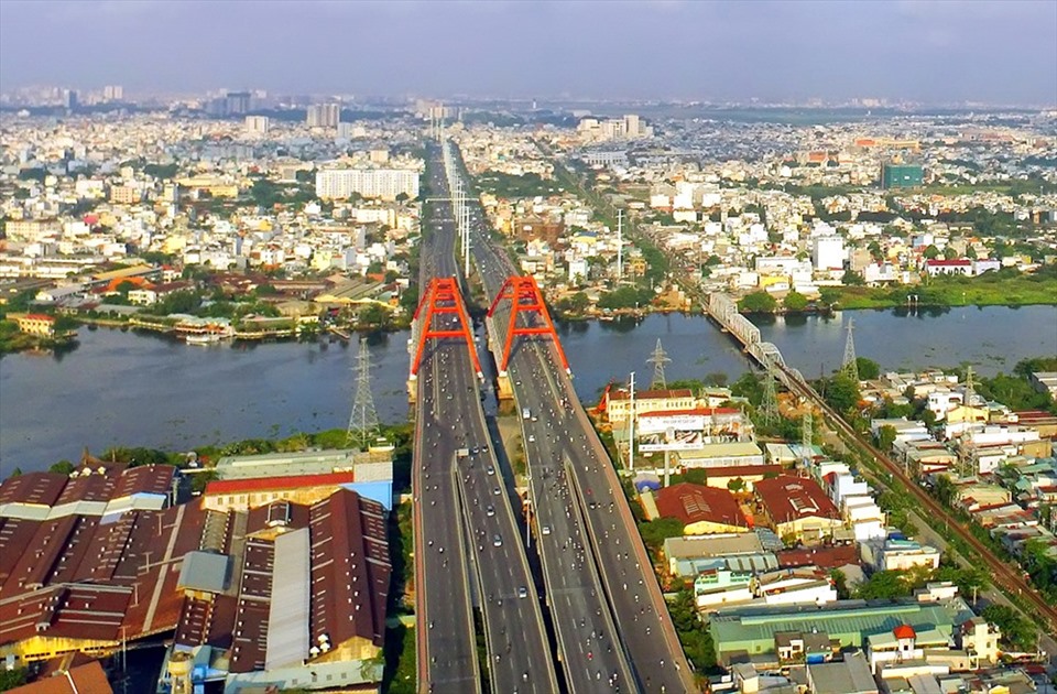 Đại lộ Phạm Văn Đồng thông xe năm 2013 với 12 làn, tuyến đường được xem là đẹp nhất TPHCM với vốn đầu tư 340 triệu USD.   Ảnh: Ngọc Tiến
