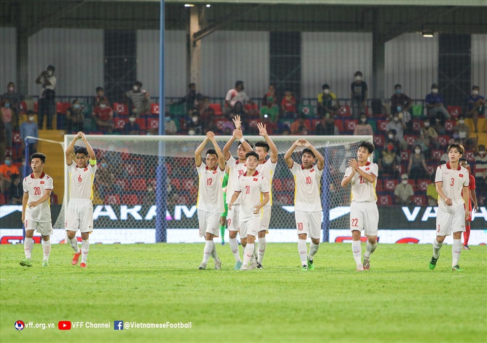 Trước khi trận đấu khép lại, U23 Việt Nam vẫn kịp ghi bàn thứ 7 nhờ công của Thanh Khôi. Chiến thắng 7-0 giúp thầy trò huấn luyện viên Đinh Thế Nam vươn lên dẫn đầu bảng B với 3 điểm và hiệu số dương 6. Chúng ta có lợi thế lớn trong cuộc đua giành vé vào bán kết. Ở trận gặp Thái Lan vào ngày 22. Sắp tới đây, U23 Việt Nam chỉ cần giành một kết quả hoà là sẽ điền tên vào top 4 đội mạnh nhất giải U23 Đông Nam Á 2022. Ảnh: VFF