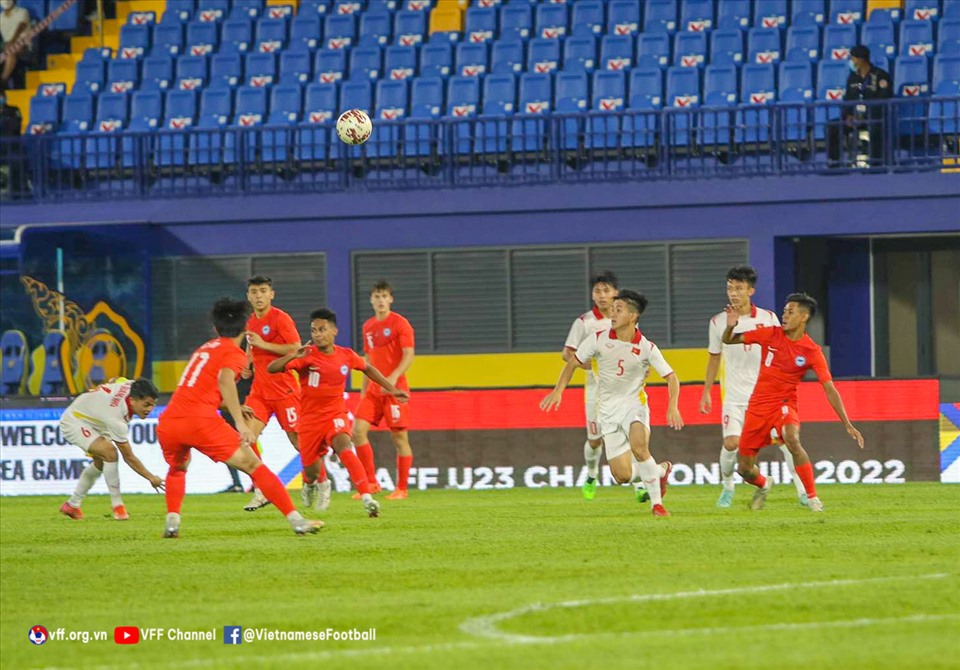 Lợi thế dẫn 4 bàn cộng thêm việc được chơi hơn người, huấn luyện viên Đinh Thế Nam đã có sự điều chỉnh nhân sự nhằm giữ quân cho trận gặp U23 Thái Lan.
