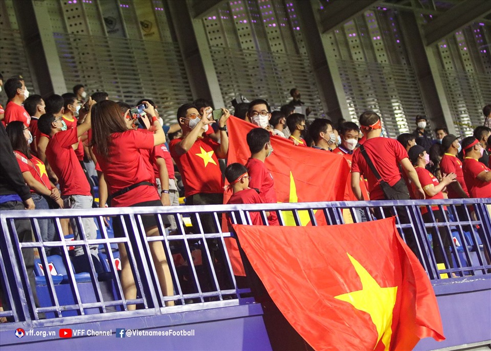 Rất nhiều người Việt Nam đang sinh sống và làm việc tại Campuchia đã có mặt ở sân Quân đội để tiếp thêm động lực cho U23 Việt Nam.