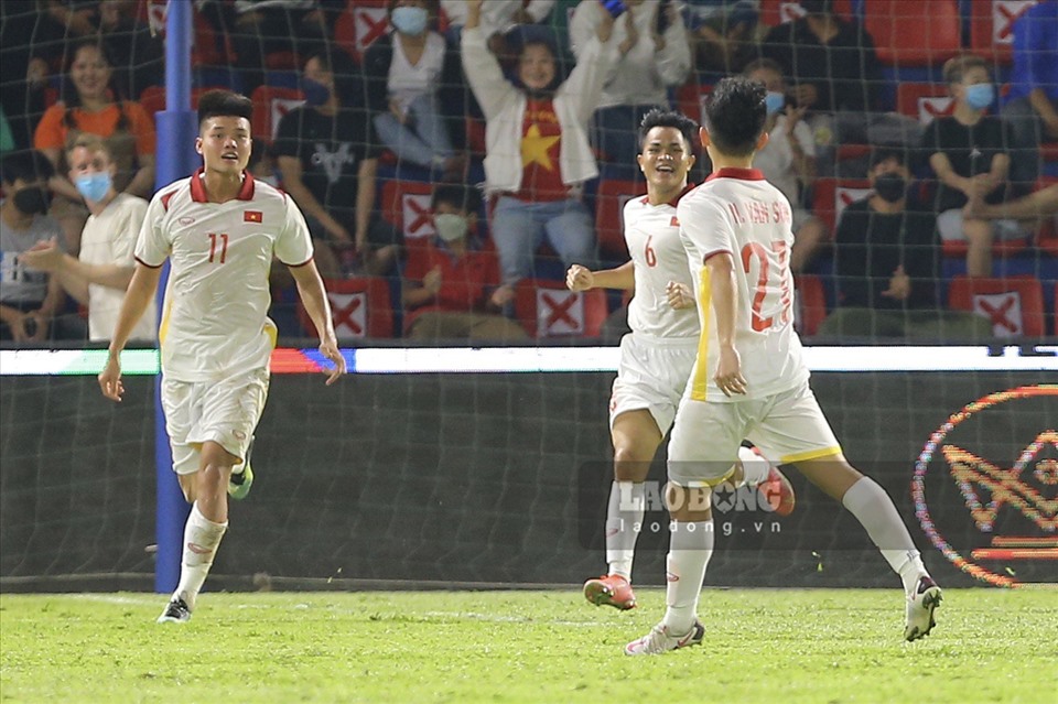 Tuy nhiên, khi chưa tìm được bàn gỡ thì U23 Singapore tiếp tục nhận thêm 2 bàn thua ở cuối hiệp 1. Xuân Tiến và Văn Tùng là 2 cầu thủ lập công giúp U23 Việt Nam tạo lợi thế dẫn 3 bàn sau hiệp 1. Ảnh: TV