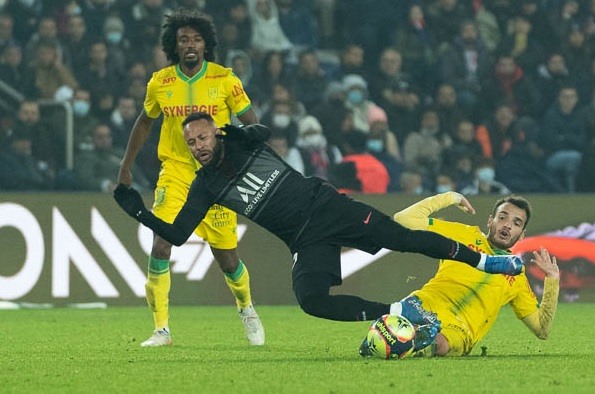 Neymar đá hỏng phạt đền và PSG từ trên cao rơi thẳng xuống đất. Ảnh: Ligue 1