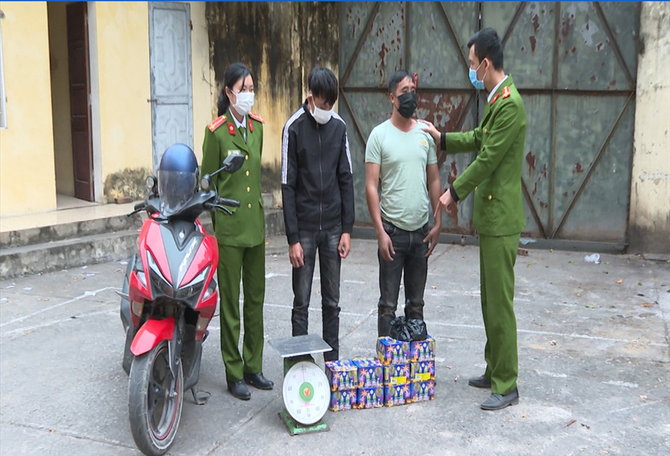 Công an TP. Thanh Hoá bắt quả tang 2 đối tượng tàng trữ trái phép gần 20kg pháo nổ. Ảnh: CATH