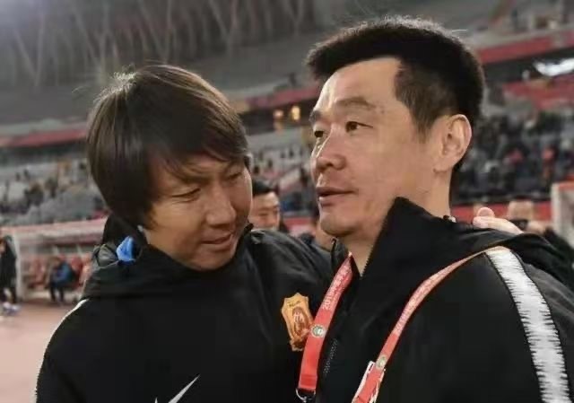Người hâm mộ tuyển Trung Quốc vào trang cá nhân xin lỗi HLV Li Tie (trái) sau khi chứng kiến ông Li Xiaopeng cùng đội nhà thua liền 2 trận. Ảnh: Sina