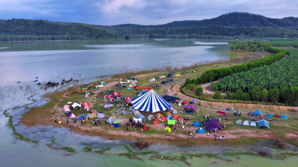 Ngày càng có nhiều bạn trẻ tìm đến khu vực hồ Dầu Tiếng để tổ chức những buổi dã ngoại vào cuối tuần (Ảnh: Nhóm Camp hồ Dầu Tiếng)
