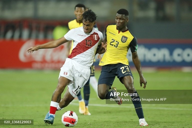 Peru (áo trắng) và Ecuador là 2 trong 6 đội còn trong vòng đua tranh ở 2 lượt trận cuối vòng loại World Cup 2022 khu vực Nam Mỹ. Ảnh: AFP