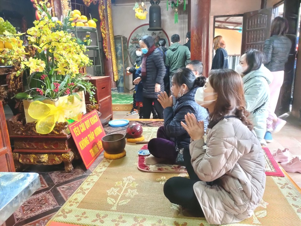 Ngày Mùng 2 Tết, lượng khách về đền Phố Cát ít hơn mọi năm. Thậm chí, có lúc không có khách trong khu vực làm lễ.