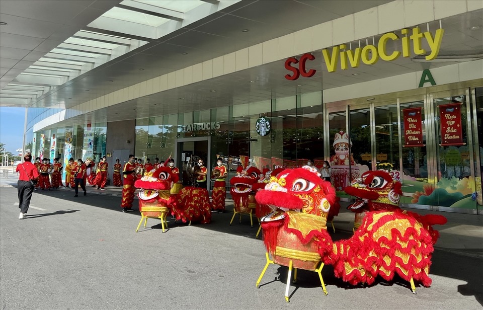 10h sáng Trung tâm thương mại SC Vivo City tổ chức múa lân khai trương trở lại. Ảnh: KL.