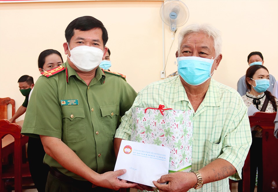 Đại tá Đinh Văn Nơi tặng quà cho người dân vùng dịch huyện An Phú. Ảnh: DP