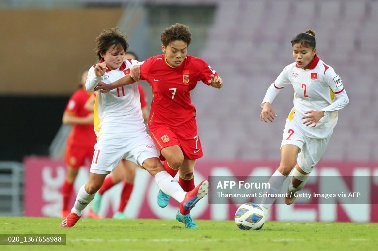 Tấm vé đến với sân chơi World Cup đang rất gần với tuyển nữ Việt Nam. Ảnh: AFP