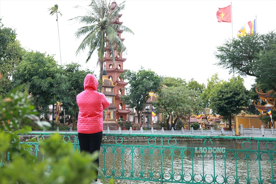 Chùa Trấn Quốc là một trong những địa điểm du xuân ở Hà Nội chắc chắn bạn phải đến trong những ngày đầu năm mới.