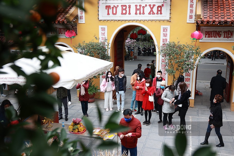 Chùa Quán Sứ thuộc quận Hoàn Kiếm là một trong những địa chỉ hiếm hoi mở cửa trong dịp Tết. Ngay từ sáng mùng 1, rất đông du khách đã đến vãn cảnh chùa, cầu an.