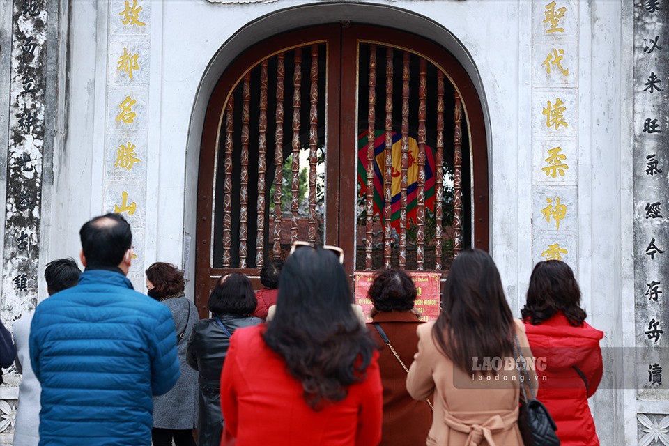 Du khách tập trung vái vọng trước cổng đền Quán Thánh, một trong Tứ trấn Thăng Long nơi thờ tượng Trấn Vũ.