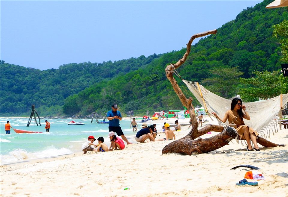 Du khách tận hưởng giây phút thư giãn tại bãi Sao, danh thắng của du lịch Phú Quốc.Ảnh: HT