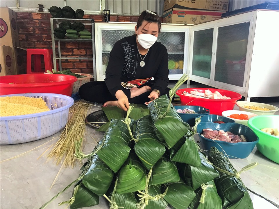 Chị Ngô Ái Nguyệt (con gái của bà Tuyết) cho biết: “Mùa tết gói khoảng 4.000 đòn bánh mới đủ bán cho khách. Làm nghề này cũng khá vất vả nhưng cái khó hiện nay là rất khó để tìm được lá gói”.