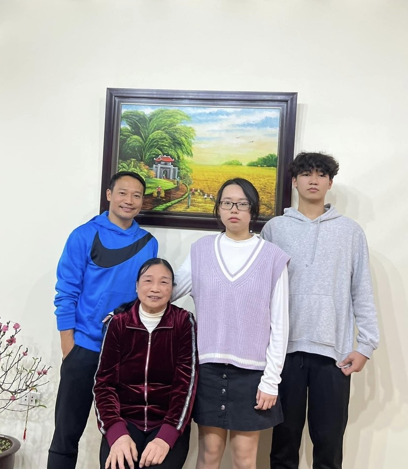 Trợ lý huấn luyện viên Vũ Hồng Việt chụp ảnh kỷ niệm với gia đình nhỏ. Ảnh: FBNV