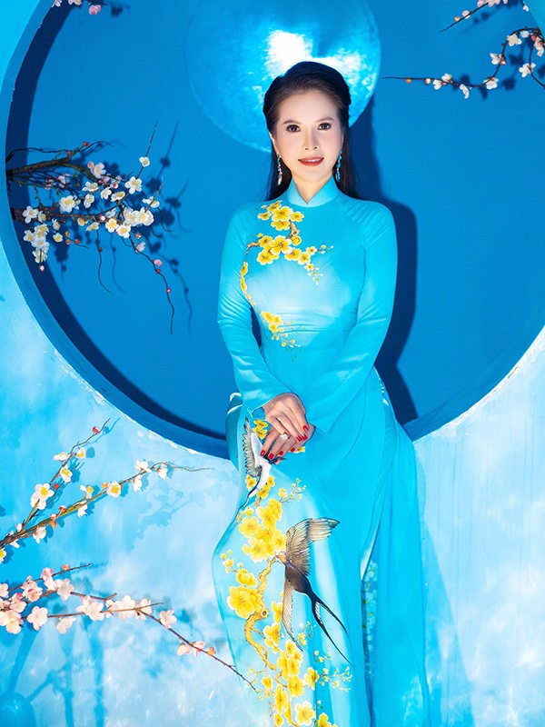 Điểm ấn tượng ở bộ sưu tập áo dài mà Hoa hậu Thanh Thúy diện là mỗi chiếc áo như một tác phẩm nghệ thuật rực rỡ sắc mai - đào, cùng các họa tiết: chim én, chim công...được thể hiện thật sống động, mang không khí Xuân