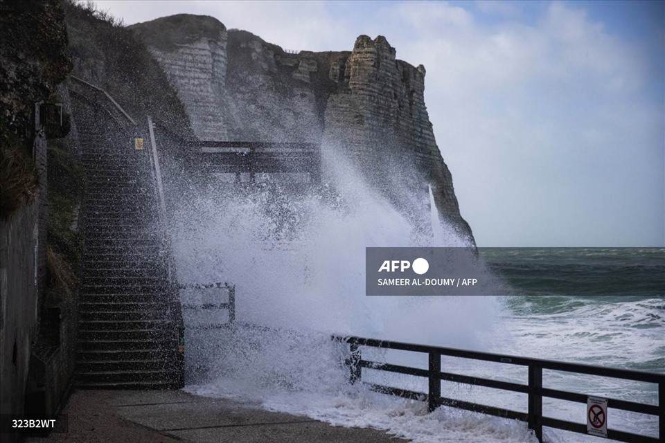 Sóng cao do ảnh hưởng của bão Eunice ập vào bãi biển Etretat, Normandy, miền Tây nước Pháp ngày 18.2.2022. Ảnh: AFP