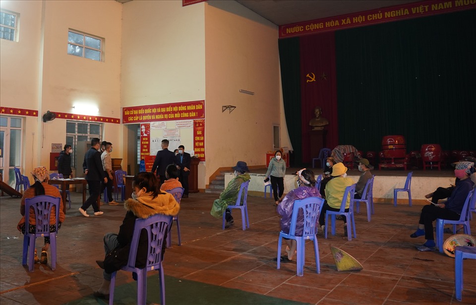 Người dân xã Văn Môn (Yên Phong, Bắc Ninh) đảm bảo giãn cách lúc đợi nhận phần quà hỗ trợ từ Hội đồng hương Bắc Ninh tại Hà Nội. Ảnh: PV.
