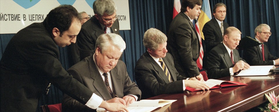 Từ trái qua: Tổng thống Nga Boris Yeltsin, Tổng thống Mỹ Bill Clinton, Tổng thống Ukraina Leonid Kuchma và Thủ tướng Anh John Major ký Bản ghi nhớ Budapest vào ngày 5.12.1994. Ảnh: AP