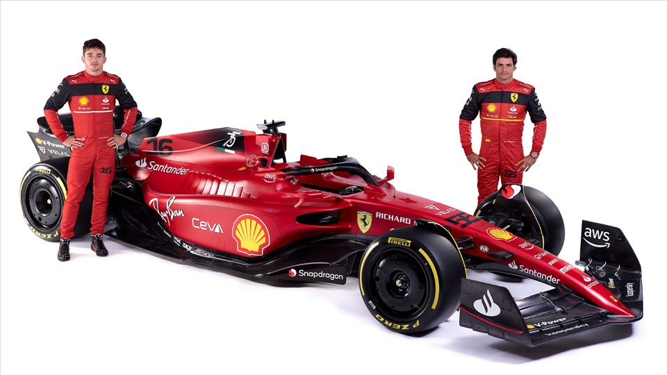 Chiếc F1-75 với nền đỏ truyền thống của Ferrari.