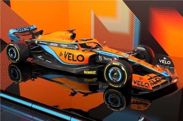 Ngoài việc vượt nhiều lần hơn, chiếc xe 2022 hứa hẹn sẽ rất an toàn. Khung xe hấp thụ năng lượng nhiều hơn và trong trường hợp xảy ra tai nạn, bộ phận động lực sẽ tách khỏi khung một cách an toàn mà không để lộ bình xăng. MCL36 của McLaren với gam màu cam nổi bật.