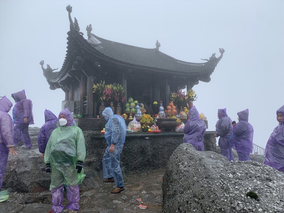 Mặc dù nhiệt độ rất lạnh và có mưa, nhưng vẫn có du khách lên chùa Đồng trên đỉnh núi Yên Tử sáng nay (20.2). Ảnh: CTV