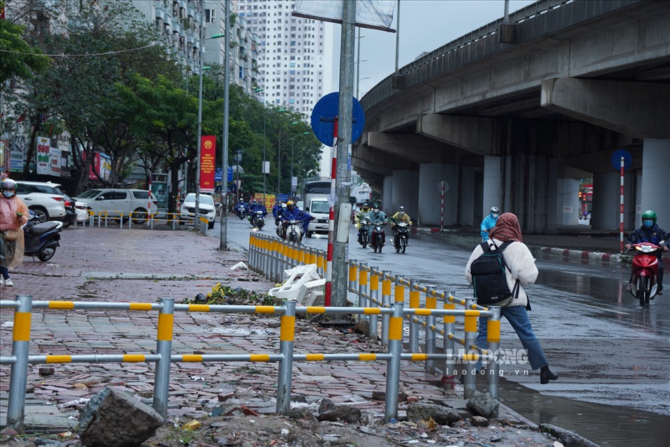 Tại đường Nghiêm Xuân Yêm, hàng rào chạy dọc vỉa hè đoạn từ tòa nhà CT2 khu đô thị Bắc Linh Đàm đến hết Cầu Dậu, dài khoảng 300 mét. Từ vỉa hè có mặt cắt ngang rộng từ 3 đến 5 mét, người đi bộ dễ dàng tiếp cận thì nay bị hàng rào sắt quây kín. Do có hàng rào ngăn cách, lối tiếp cận vỉa hè nhỏ, xa nên nhiều người đi bộ đã đi dưới lòng đường.