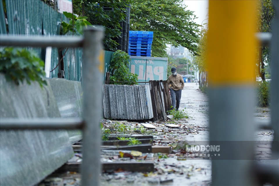 Nhưng một số hộ kinh doanh đá xẻ và cho thuê cốt pha tại đây lại biến khu hàng rào thành nơi tập kết vật liệu.