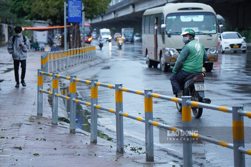 Do không còn lách được lên vỉa hè nên nhiều tài xế xe ôm đã đi ngược chiều dưới lòng đường, tiềm ẩn nguy cơ xảy ra va chạm giao thông tại khu vực bến xe Mỹ Đình.