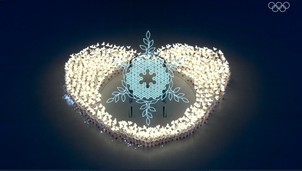 Vạc lửa Olympic - bông tuyết khổng lồ. Ảnh: AFP