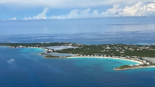 Từ trên không, hành khách nhìn thấy mũi phía tây nam của Anguilla, với đường cong cát dài của vịnh Maundays. Ảnh: CNN