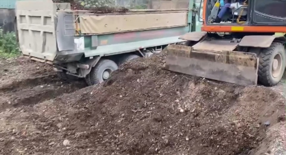Công ty TNHH Việt Đức còn có dấu hiệu chôn lấp chất thải ra môi trường. Ảnh: CTV