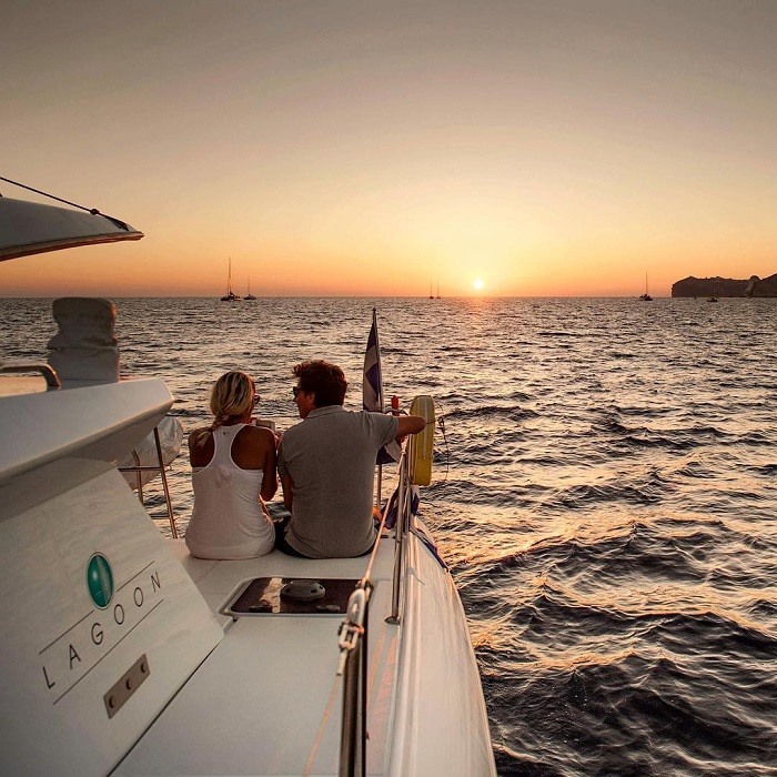 Cảnh lãng mạn của cặp đôi tại Santorini.