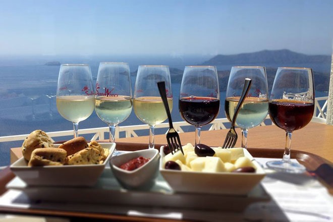 Thưởng thức rượu tại Santorini.