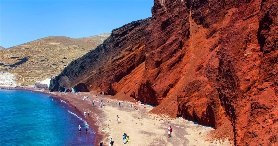 Bờ biển đỏ tại Santorini.