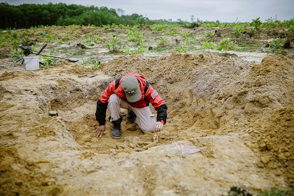 Quá trình rà bom chùm tại một bãi chiến trường cũ thuộc thôn Đông Sơn, MAG phát hiện trên diện tích đất đã trồng tràm của người dân có vật liệu nổ.