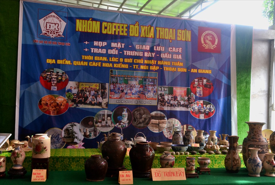Hàng tuần, sáng chủ nhật những “Hai lúa” ở Thoại Sơn tổ chức họp mặt để mọi người yêu thích gốm Nam Bộ xưa giao lưu trao đổi. Ảnh: LT