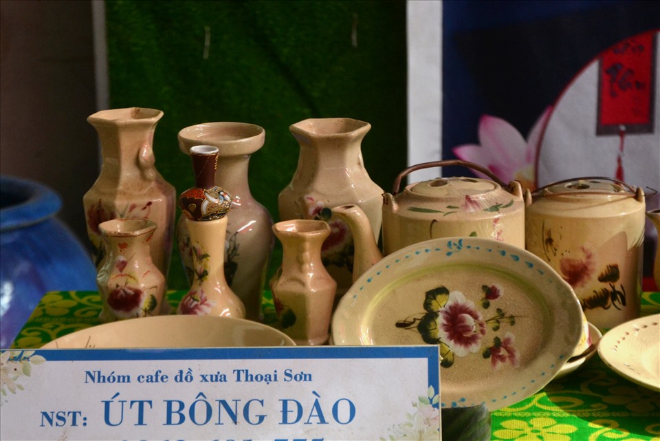 Khu trưng bày hàng của ông lão thứ Út trong gia đình có đam mê mặt hàng gốm thuộc dòng Bông Đào (Sông Bé cũ). Ảnh: LT