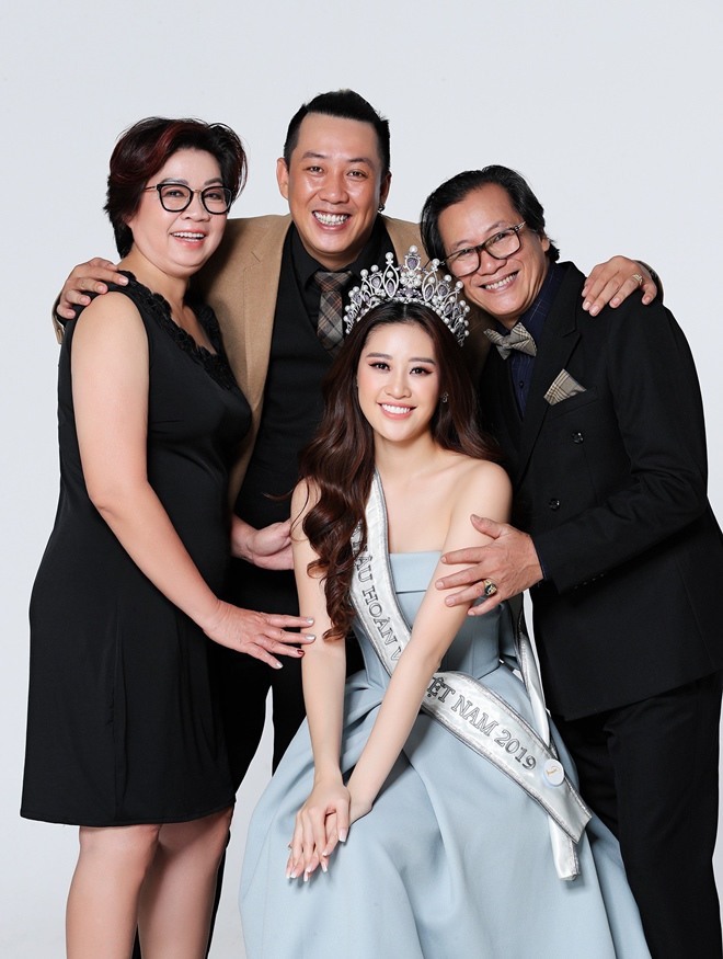Gia đình hạnh phúc của Hoa hậu Khánh Vân. Ảnh: NVCC