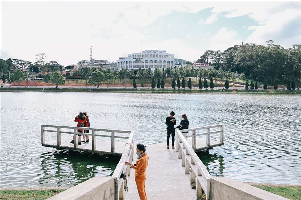 Dọc tuyến đường Hồ Xuân Hương, những chiếc cầu bắc ra hồ là địa điểm rất thu hút các bạn trẻ