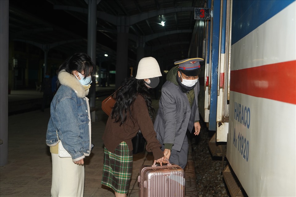Nhân viên soát vé vẫn chu đáo và nhiệt tình giúp nữ hành khách mang hành lý lên tàu. “Dù khó khăn đến đâu thì chúng tôi luôn tận tâm phục vụ khách hàng, bảo đảm chạy tàu an toàn, thông suốt” – một nhân viên đường sắt ga Vinh chia sẻ.