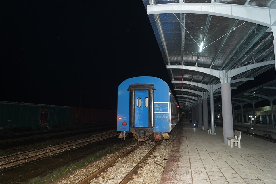 Đúng 21h40, tàu rời sân ga Vinh, đưa 58 hành khách đến thủ đô Hà Nội vào sáng 21.2. Sau ngày này, chưa biết đến khi nào đoi tàu này mới được chạy trở lại, kéo theo khó khăn ngày càng lớn cho ngành đường sắt.
