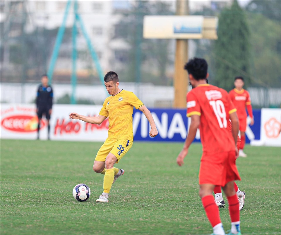 Các ngoại binh câu lạc bộ Hà Nội chưa thể hiện nhiều trước thềm V.League 2022. Ảnh: HNFC