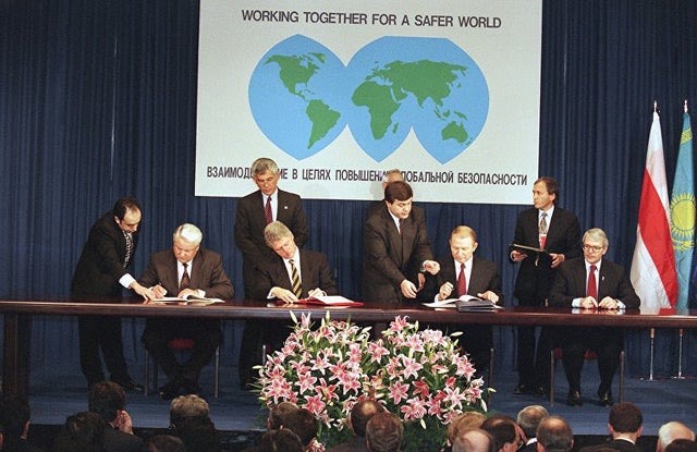 Từ trái qua: Tổng thống Nga Boris Yeltsin, Tổng thống Mỹ Bill Clinton, Tổng thống Ukraina Leonid Kuchma và Thủ tướng Anh John Major ký Bản ghi nhớ Budapest vào ngày 5.12.1994. Ảnh: Reddit