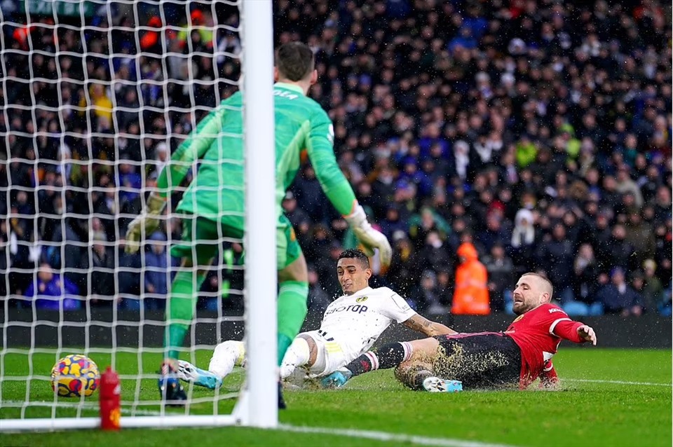 Bị đặt vào tình huống như thế này liên tục, De Gea có là thánh cũng không thể cản phá. Ảnh: AFP